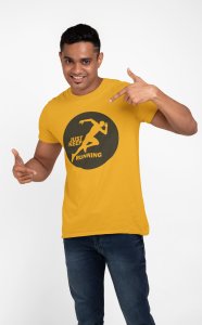Just Keep Running - Black Round - Yellow - Printed - Sports cool Men's T-shirt