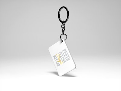 Peeth Peeche Chugli Mat Kar - acryllic printed white keychains/ keyrings for bollywood lover people(Pack Of 2)
