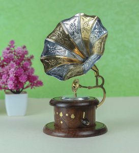 Antique Retro Style Wooden Handicraft Gramophone Showpiece, Best For Gifting